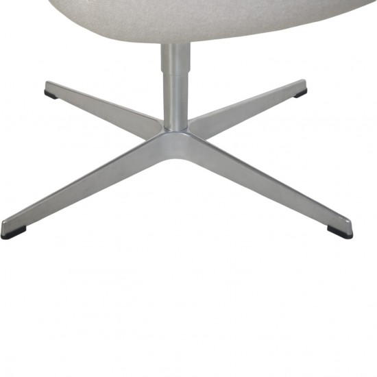 Arne Jacobsen Svane stol i gråt Hallingdal 103 stof 2004