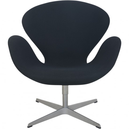 Arne Jacobsen Svane stol i sort Hallingdal stof 2004