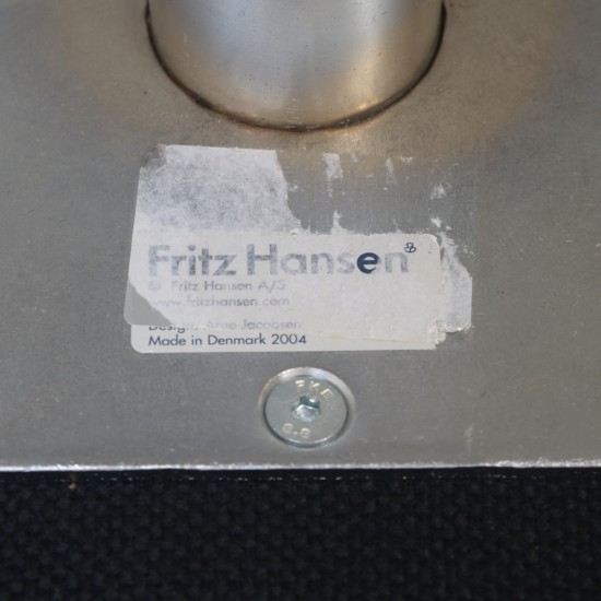 Arne Jacobsen Svane stol i sort Hallingdal stof 2004