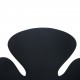 Arne Jacobsen Svane stol i sort Hallingdal stof 2004