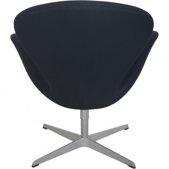 Arne Jacobsen Svane stol i sort Hallingdal stof 2004