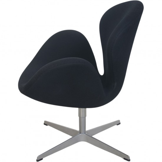 Arne Jacobsen Svane stol i sort Hallingdal stof 2004