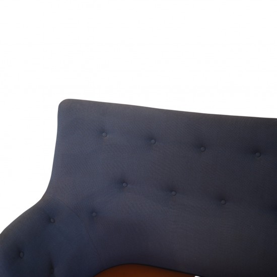 Finn Juhl Poet sofa i blåt stof og med hynde i cognac læder 2000'erne