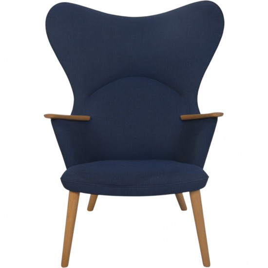 Hans Wegner Mama Bear stol i blåt stof og eg 2010'erne