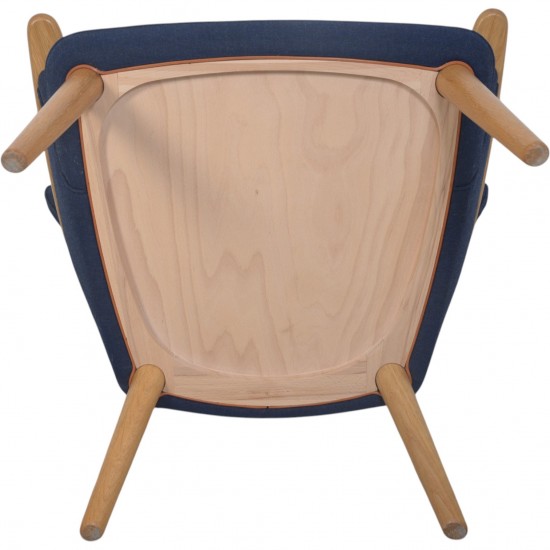 Hans Wegner Mama Bear stol i blåt stof og eg 2010'erne