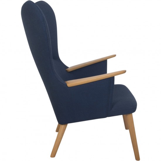 Hans Wegner Mama Bear stol i blåt stof og eg 2010'erne