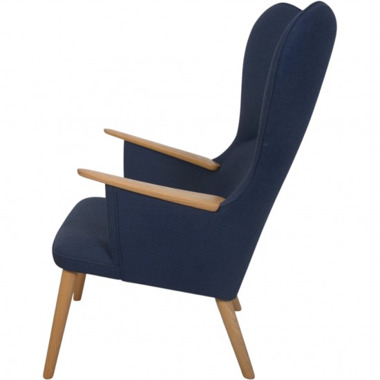 Hans Wegner Mama Bear stol i blåt stof og eg 2010'erne