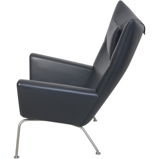 Hans Wegner Wing chair med skammel i sort læder 2013