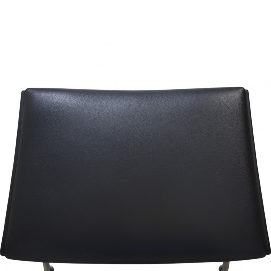 Hans Wegner Wing chair med skammel i sort læder 2013