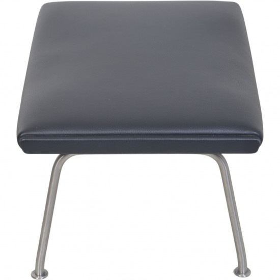 Hans Wegner Wing chair med skammel i sort læder 2013