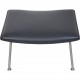 Hans Wegner Wing chair med skammel i sort læder 2013