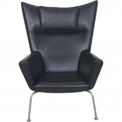 Hans Wegner Wing chair med skammel i sort læder 2013