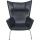 Hans Wegner Wing chair med skammel i sort læder 2013