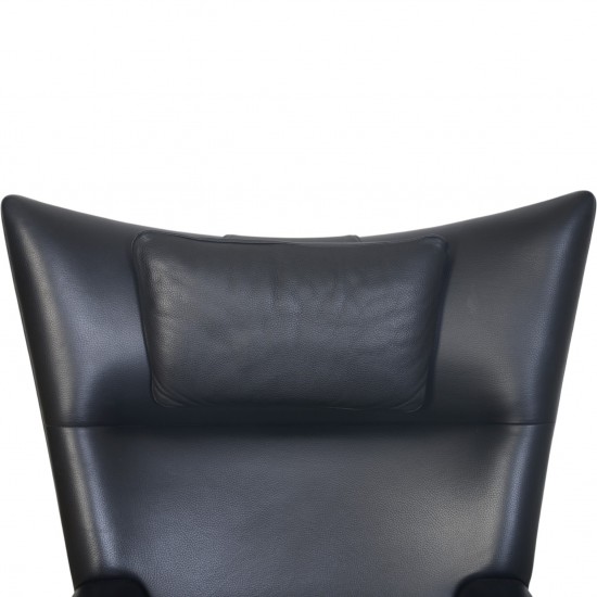 Hans Wegner Wing chair med skammel i sort læder 2013