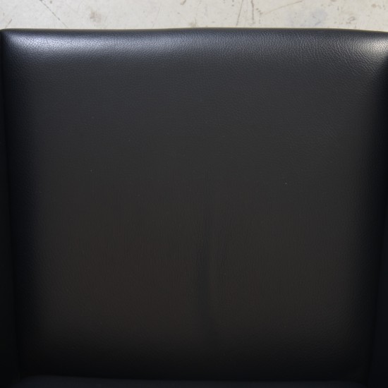 Hans Wegner Wing chair med skammel i sort læder 2013