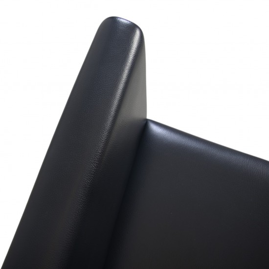 Hans Wegner Wing chair med skammel i sort læder 2013