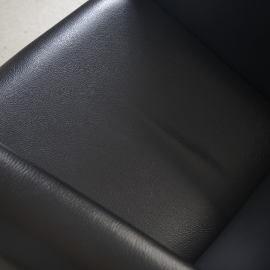 Hans Wegner Wing chair med skammel i sort læder 2013