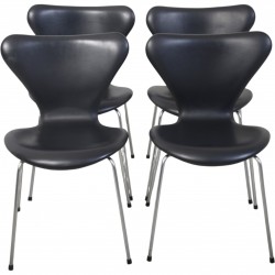 Sæt af 4 Arne Jacobsen Syver stole i sort læder