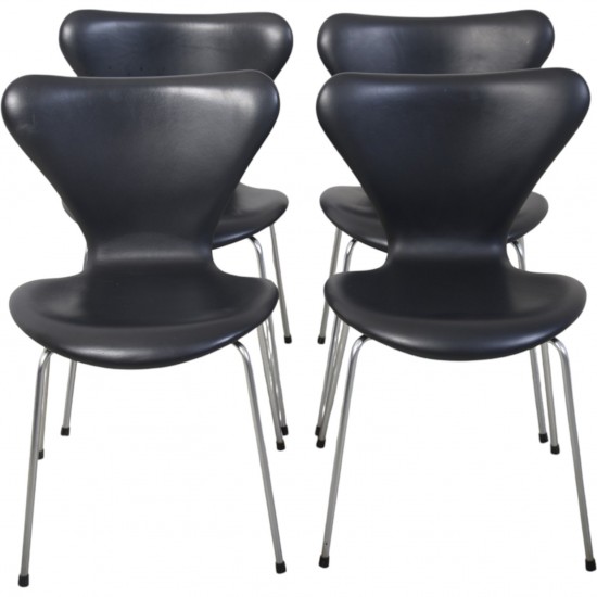 Sæt af 4 Arne Jacobsen Syver stole i sort læder
