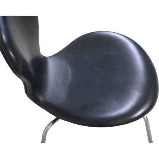 Sæt af 4 Arne Jacobsen Syver stole i sort læder