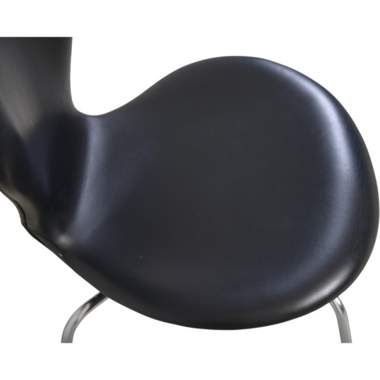 Sæt af 4 Arne Jacobsen Syver stole i sort læder
