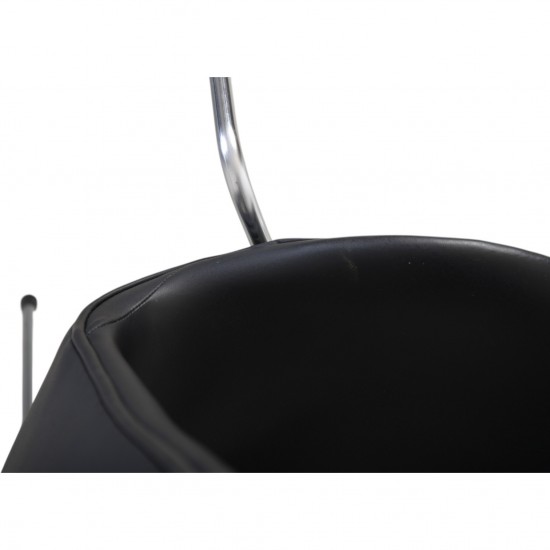 Sæt af 4 Arne Jacobsen Syver stole i sort læder