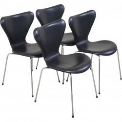 Sæt af 4 Arne Jacobsen Syver stole i sort læder