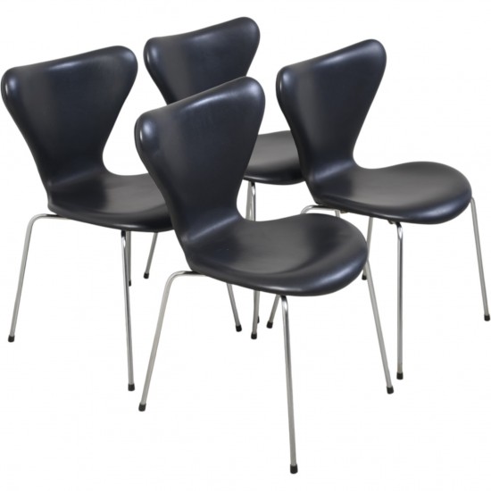 Sæt af 4 Arne Jacobsen Syver stole i sort læder