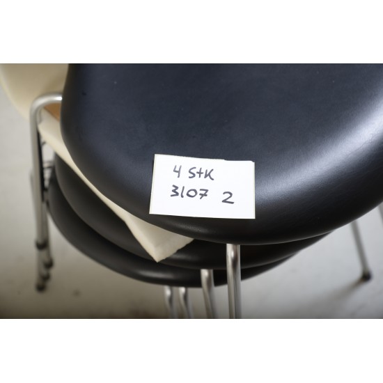 Sæt af 4 Arne Jacobsen Syver stole i sort læder