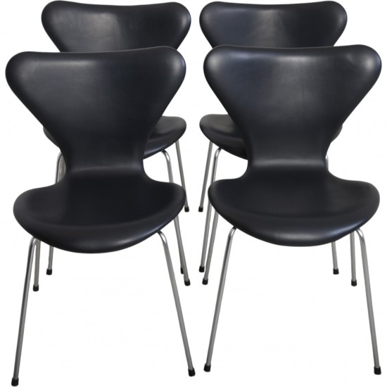 Sæt af 4 Arne Jacobsen Syver stole i sort læder
