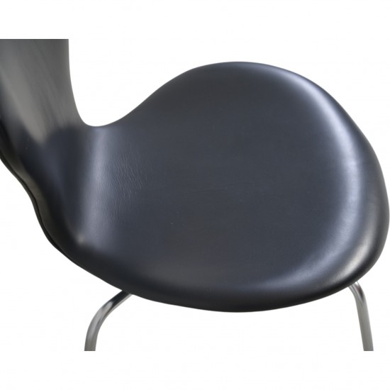 Sæt af 4 Arne Jacobsen Syver stole i sort læder