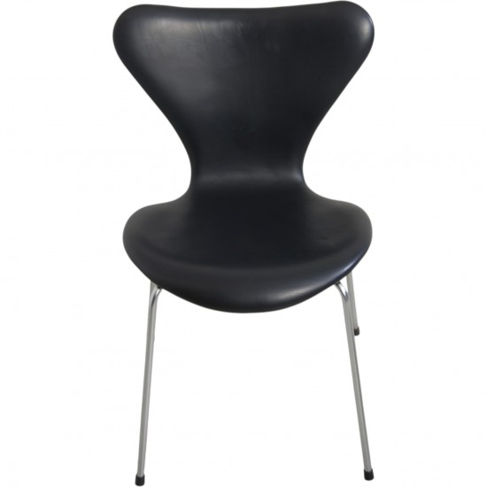 Sæt af 4 Arne Jacobsen Syver stole i sort læder