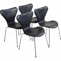 Sæt af 4 Arne Jacobsen Syver stole i sort læder