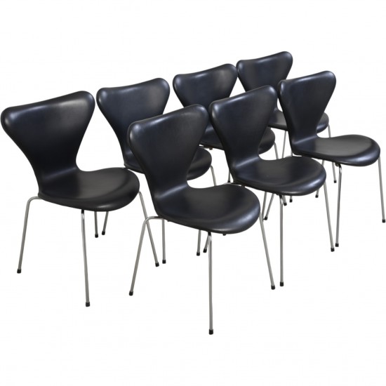 Sæt på 7 Arne Jacobsen Syver stole i sort læder