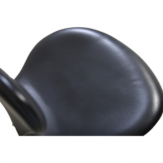 Sæt på 7 Arne Jacobsen Syver stole i sort læder