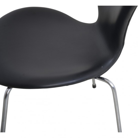 Sæt på 7 Arne Jacobsen Syver stole i sort læder