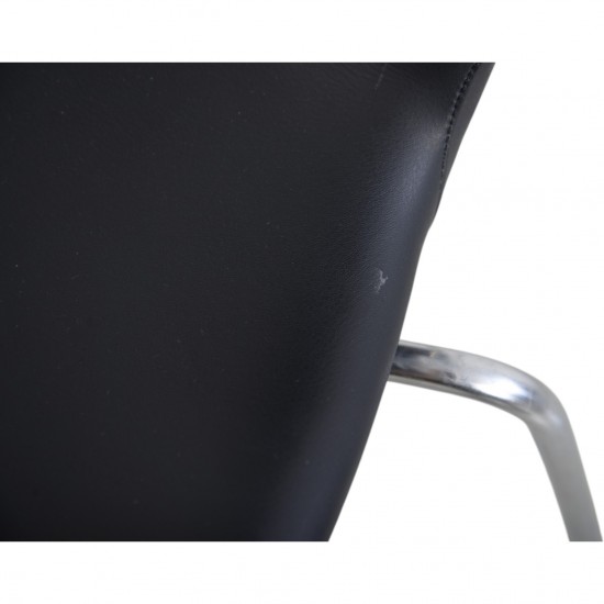 Sæt på 7 Arne Jacobsen Syver stole i sort læder