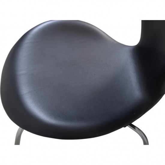 Sæt på 7 Arne Jacobsen Syver stole i sort læder