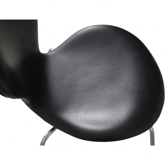 Sæt på 7 Arne Jacobsen Syver stole i sort læder