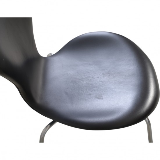 Sæt på 7 Arne Jacobsen Syver stole i sort læder