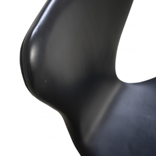 Sæt på 7 Arne Jacobsen Syver stole i sort læder