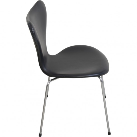 Sæt på 7 Arne Jacobsen Syver stole i sort læder