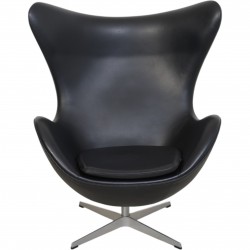 Arne Jacobsen Ægget stol i sort Aura læder 2012