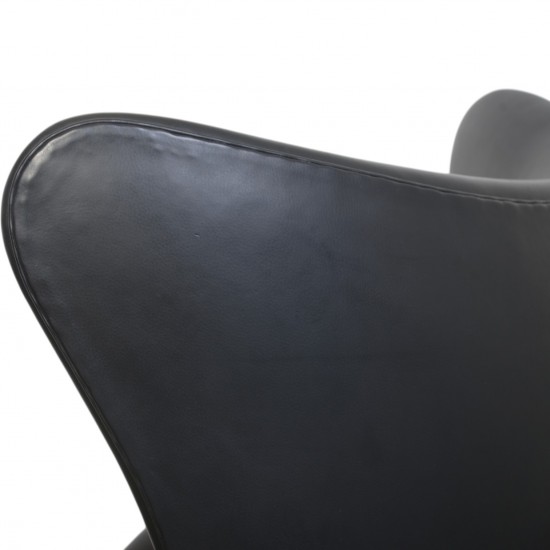 Arne Jacobsen Ægget stol i sort Aura læder 2012