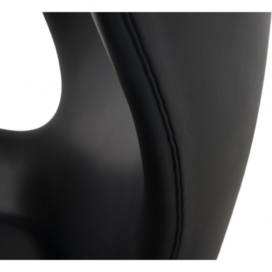 Arne Jacobsen Ægget stol i sort Aura læder 2012