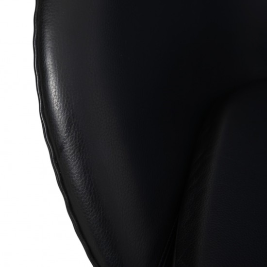 Arne Jacobsen Ægget stol i sort Aura læder 2012