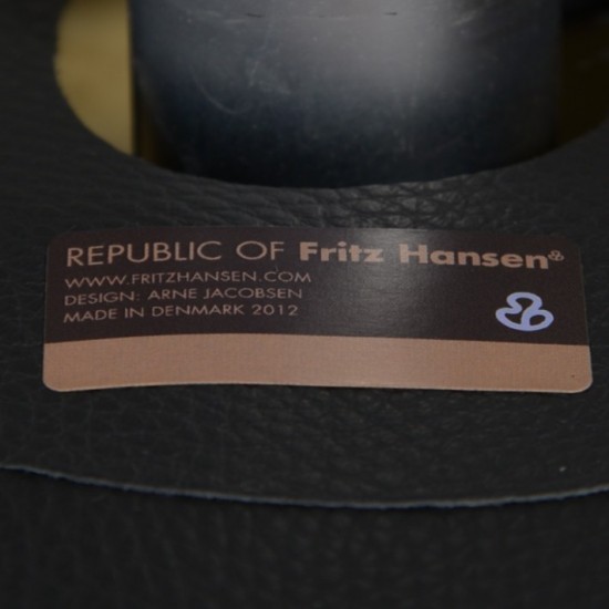 Arne Jacobsen Ægget stol i sort Aura læder 2012