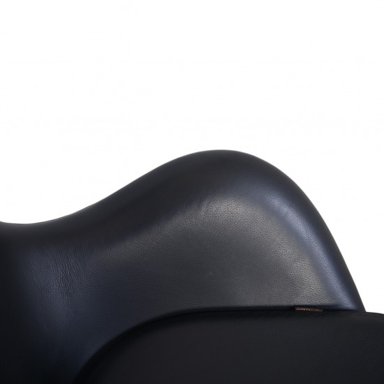 Arne Jacobsen Ægget stol i sort Aura læder 2012