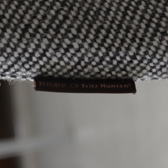 Arne Jacobsen Oxford stol i gråt stof 2006