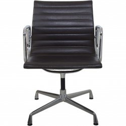 Charles Eames Ea-108 stol i mørkt brunt læder 2007